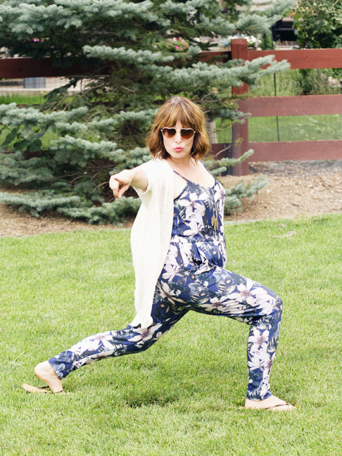 backyard-pose-mom-jumpsuit-fashion