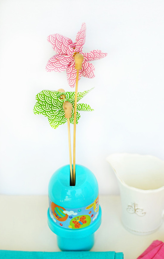 easy centerpiece for kids party with bubbles and pinwheel - Fabulistas