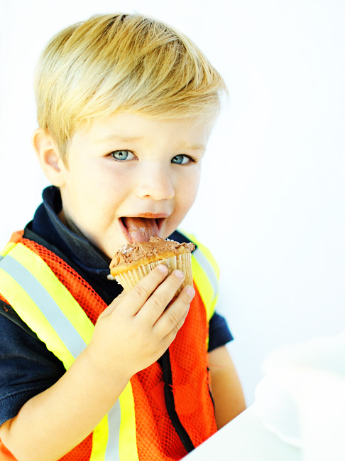 little boy eating cupcake - Fabulistas
