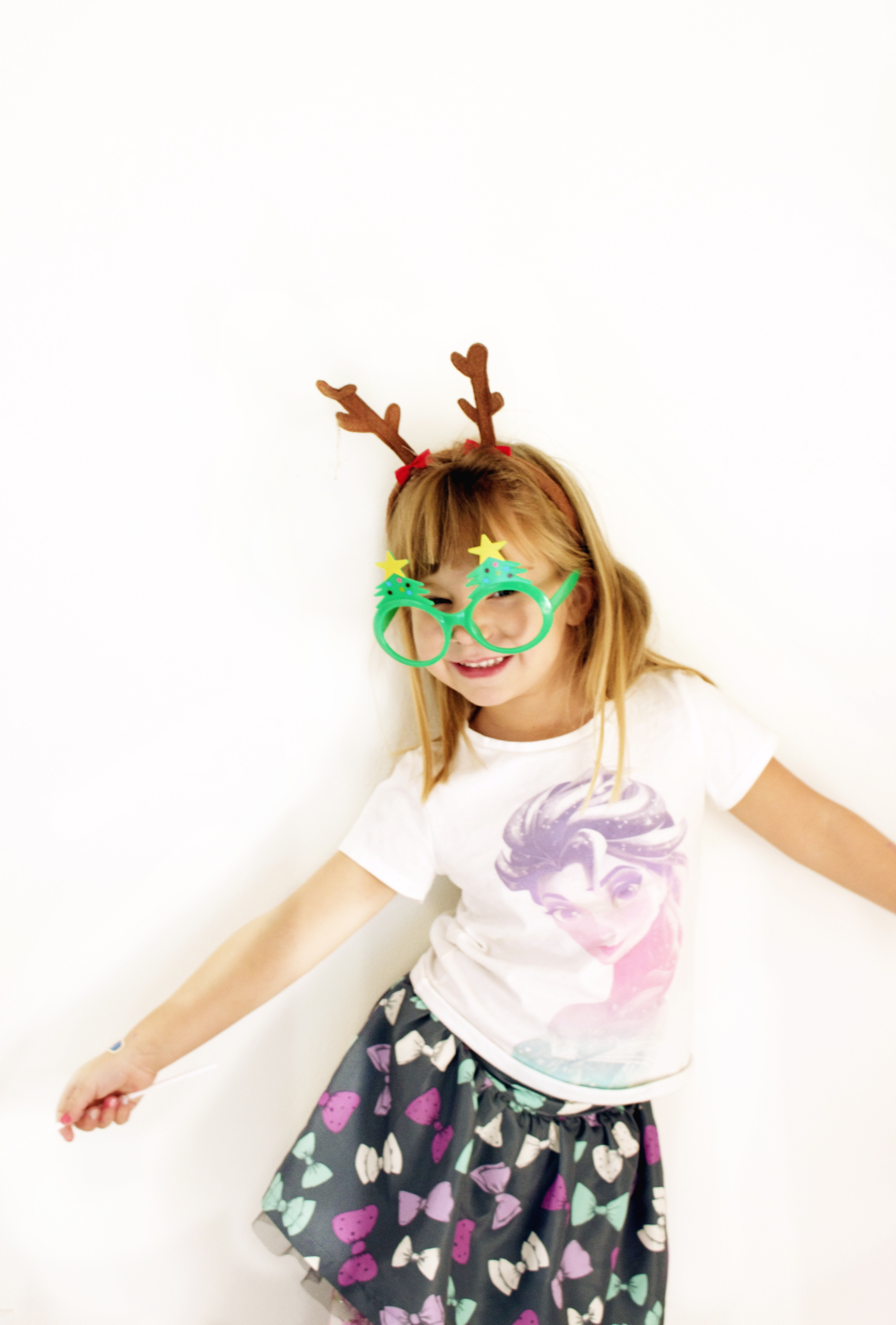 kids fun activity with reindeer headband - Fabulistas