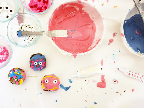 DIY kids cupcakes for Valentines Day with faces - Fabulistas