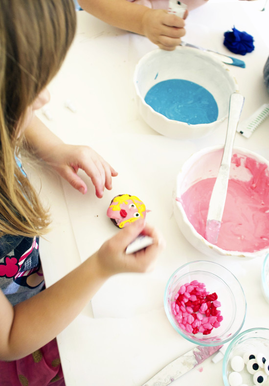 little girl making cupcake face DIY - Fabulistas